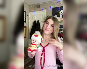 Kymmy Harper aka Kymmyharper OnlyFans - Silly sexy video!!  do you like my caption toad voice I made a couple of videos like this fro