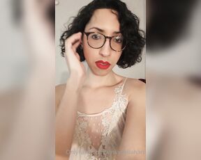 Kinky Bella Hart aka kinkybellahart OnlyFans - Just wanted to share these two little clips in my new gold satin nightgown enjoy