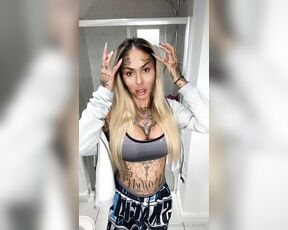 Mia Maffia aka mia_maffia OnlyFans - Hey babe, I’m home from the gym and I’m horny to cum in you