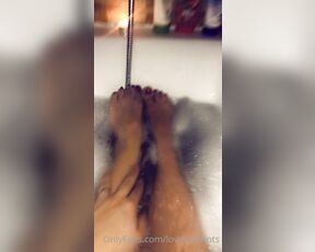 Love Tamzin Ts aka lovetamzints OnlyFans - In the bath showing my sexy feet! And legs!!! I’d love a sensual foot massage!!!