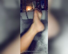 Love Tamzin Ts aka lovetamzints OnlyFans - In the bath showing my sexy feet! And legs!!! I’d love a sensual foot massage!!!