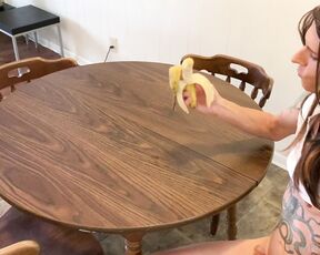 Ria Bentley aka ria_bentley OnlyFans - Wanna see me give a banana a hot blowjob Wanna fuck me on the kitchen table