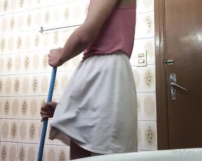 Babi Lima aka babilimaxxx OnlyFans Video - help me to wash the bathroom Me ajuda a lavar o banheiro