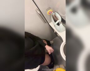 Aline gomes aka alinegomes202 OnlyFans Video - What do you think of this handjob while Im on the plane, it would be