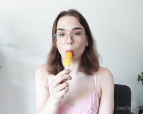 LolaPrincessCD aka lolaprincesscd OnlyFans Video - Sucking a popsicle