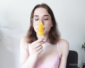 LolaPrincessCD aka lolaprincesscd OnlyFans Video - Sucking a popsicle