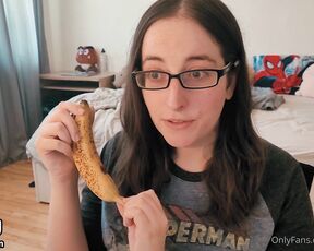 BoringKate aka boringkate OnlyFans Video - 10-09-2023 - How to eat a banana