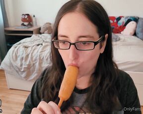 BoringKate aka boringkate OnlyFans Video - 11-08-2023 - How to eat a corn dog