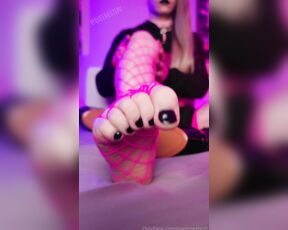 Queenie Steph aka queeniesteph OnlyFans Video - 07-23-2024 - Hold still I want to sm0ther you with my feet