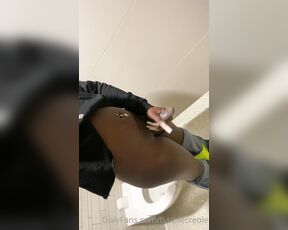 Nubianbarbie aka barbiecreole - 02-11-2022 OnlyFans Video - Currently in jfk airport felt like touching myself I think the lady in stall next to