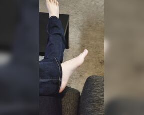 Jesse flores aka jesseflo - 11-08-2017 OnlyFans Video - Requested video of me in jeans showing feet