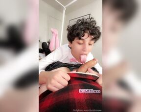 Bubblz aka bubblzexe - 02-10-2024 OnlyFans Video - Would you let your friendly neighborhood femboy slurp you up like this