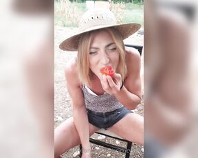 TS Sissylucylove aka sissylucylove - 08-19-2021 OnlyFans Video - Eating my Squishy tomato