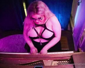 Nathalie Presley aka nathaliepresley - 04-02-2021 OnlyFans Video - A little something different, just playing around on the piano for a minute