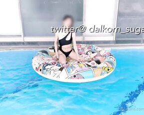 Dalkom_sugar aka dalkom_sugar - 08-31-2022 OnlyFans Video - 평범하게 수영장