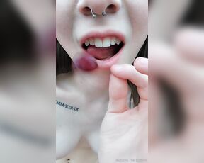 Autumn Rain aka awwtumdabottom - 07-03-2024 OnlyFans Video - Craving for something I can play with my tongue