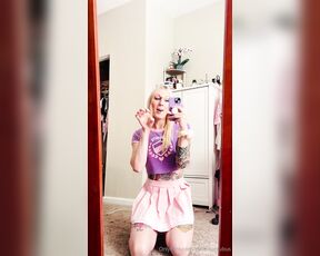 Luci Belle aka cutie-succubus - 07-19-2024 OnlyFans Video - Time for this cute sissy to go get her nails done while shes locked up in