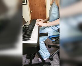 Lumi aka secretlumi - 09-13-2023 OnlyFans Video - playing piano for you in my pajammies 3 this is my first song ever, ive been