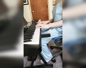 Lumi aka secretlumi - 09-13-2023 OnlyFans Video - playing piano for you in my pajammies 3 this is my first song ever, ive been