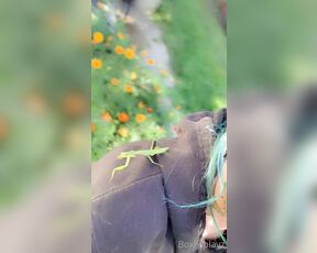 SoftBoxBoi aka boxieboii - 09-09-2022 OnlyFans Video - We found a mantis in our garden