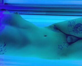 SoftBoxBoi aka boxieboii - 09-09-2022 OnlyFans Video - Fun in the Tanning bed_8agb