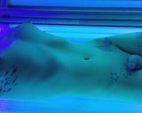 SoftBoxBoi aka boxieboii - 09-09-2022 OnlyFans Video - Fun in the Tanning bed_8agb