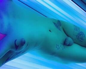 SoftBoxBoi aka boxieboii - 09-09-2022 OnlyFans Video - Fun in the Tanning bed_8agb