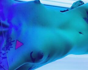 SoftBoxBoi aka boxieboii - 09-09-2022 OnlyFans Video - Fun in the Tanning bed_8agb