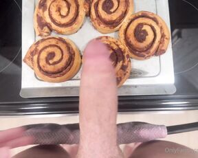 Kelly Nixe aka kellywashere - 08-22-2024 OnlyFans Video - GLAZING CINNAMON ROLLS WITH MY CUM