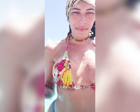 Yasmin ferraz aka yasminferraz - 05-06-2021 OnlyFans Video - Después de una playa nada mejor que relajarse en la piscina_bx63