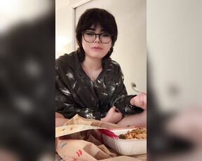 Kiyana Vi aka kianavi - 06-23-2024 OnlyFans Video - 3am mukbang  talking about my day for 6 minutes