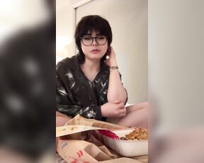 Kiyana Vi aka kianavi - 06-23-2024 OnlyFans Video - 3am mukbang  talking about my day for 6 minutes