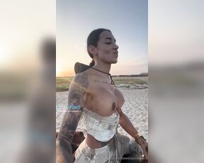 Laura Saenz aka Sweetlaurasaenz OnlyFans - Two in the sea