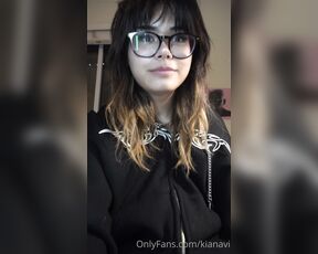 Kiyana Vi aka kianavi OnlyFans - New video!! Alot of u guys wanted me to show my feet so i showed them just a little bit while I talk