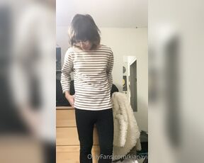 Kiyana Vi aka kianavi OnlyFans - Just got home!! Quick vid of me undressing, talking about my day and then hoppin in bed for some s 1