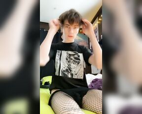 Boixd27 aka boixd OnlyFans - Taking off my shoes n rubbing my feet n teasing with a big cumshot  custom