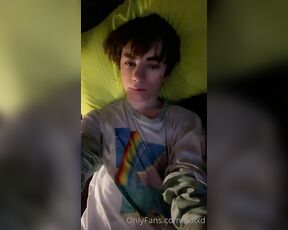 Boixd27 aka boixd OnlyFans - Sleepy boi teases feet n stuff jerking off n moaning