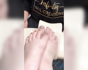 Lexi aka Lexibunni OnlyFans - Where are my feet guys Worship mommys beautiful toes & soles! 1