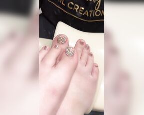 Lexi aka Lexibunni OnlyFans - Where are my feet guys Worship mommys beautiful toes & soles! 1