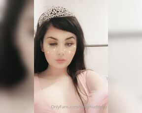 Babymaddyxo aka babymaddyxo OnlyFans - Daddy can you compliment me as u pleasure urself to my little frame and pretty face