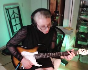 Julia Jane aka realjuliajane OnlyFans - Me playing guitar badly and talking about things Ive been getting ready for my face surgery