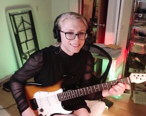 Julia Jane aka realjuliajane OnlyFans - Me playing guitar badly and talking about things Ive been getting ready for my face surgery