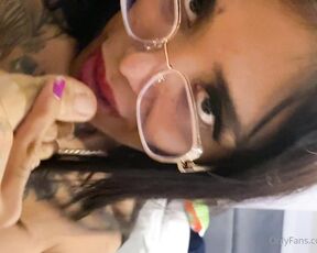 Badbratz Kendalla aka kendallabril OnlyFans - Chupando piecitos