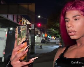 Miss Giraffe Pussy aka therealamazon OnlyFans - SCREAM Murda on 125th I’m out minding my business, making my coins as I always