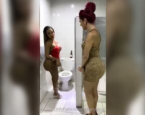 Lohany Ariel aka lohanyariel OnlyFans - Encontrando com uma amiga no banheiro da boate e fazendo ela gozar na minha boca meeting